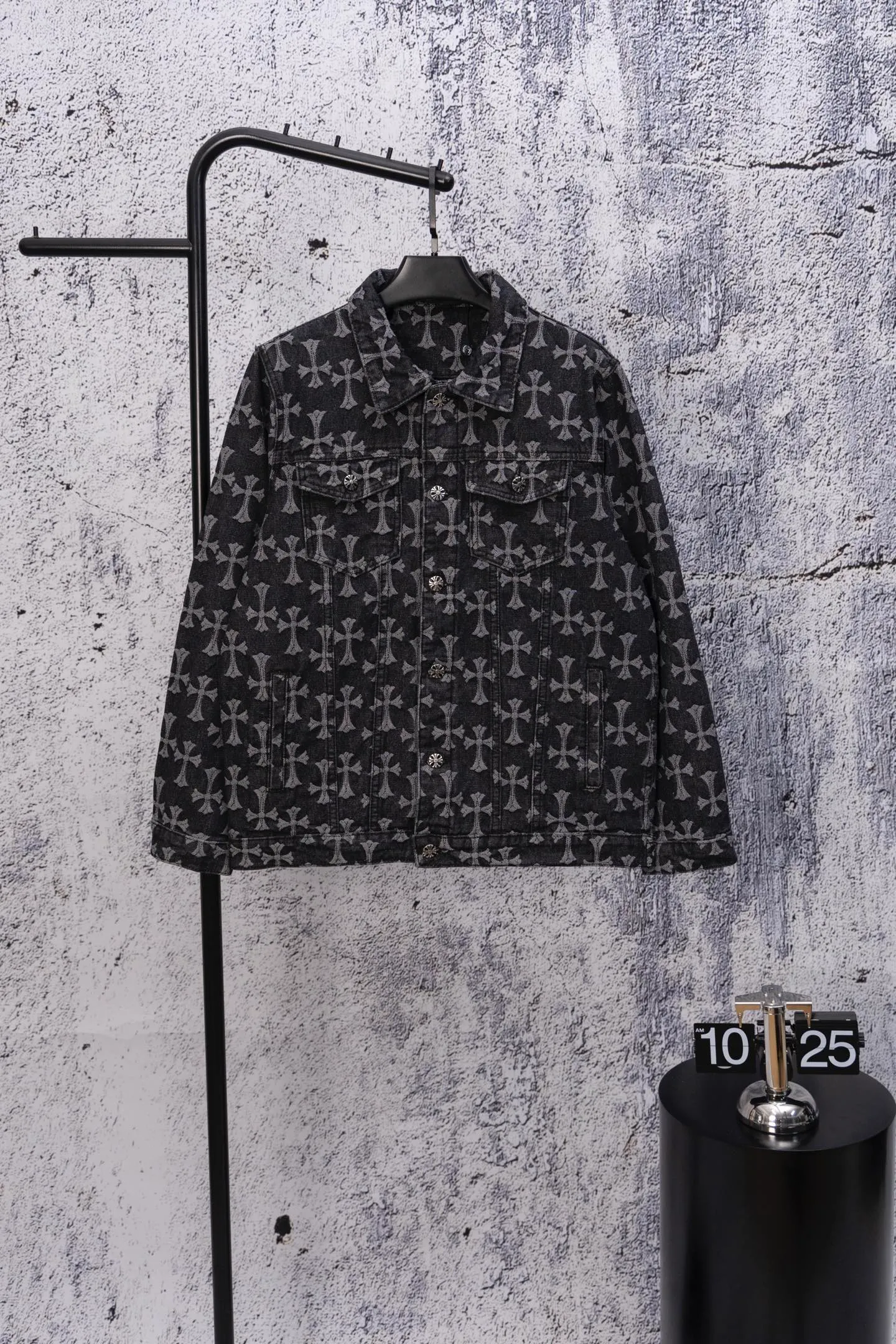 P240 Chrome Hearts CH Chrome Hearts double-sided all-over LOGO jacquard dark pattern heavy-duty denim jacket jeans denim suit same style as the Internet celebrity star's cross-printed denim jacket jeans, the unique cross design element plus all-over printing, full of design sense. It is made of 100% denim cotton fabric with heavy coarse yarn count, which ensures a stiff and tough silhouette while being soft, comfortable and breathable. The lapel is designed with silver buttons and is full of texture. The classic white cross logo is all over the dress, making it a perfect versatile style for spring and summer! Customized jacquard fabric, you can wear it in various styles. This gender-neutral shirt is a must-have for nightclubs. It can be worn as a jacket for both men and women. It can be easily worn by both men and women! The original loose version is made of high-quality pure cotton fabrics. The fabric pattern is high-definition and delicate without burrs. It is comfortable and breathable to wear. All the buttons are molded and customized. It is casual and fashionable and can be matched with any bottoms. It can be windproof and sunproof in spring and summer. It can be worn outside in autumn and winter! Easily concave shape makes you look slimmer and taller, perfect for both men and women! Color: Black Blue Size: Jacket S-XL Pants 28-36